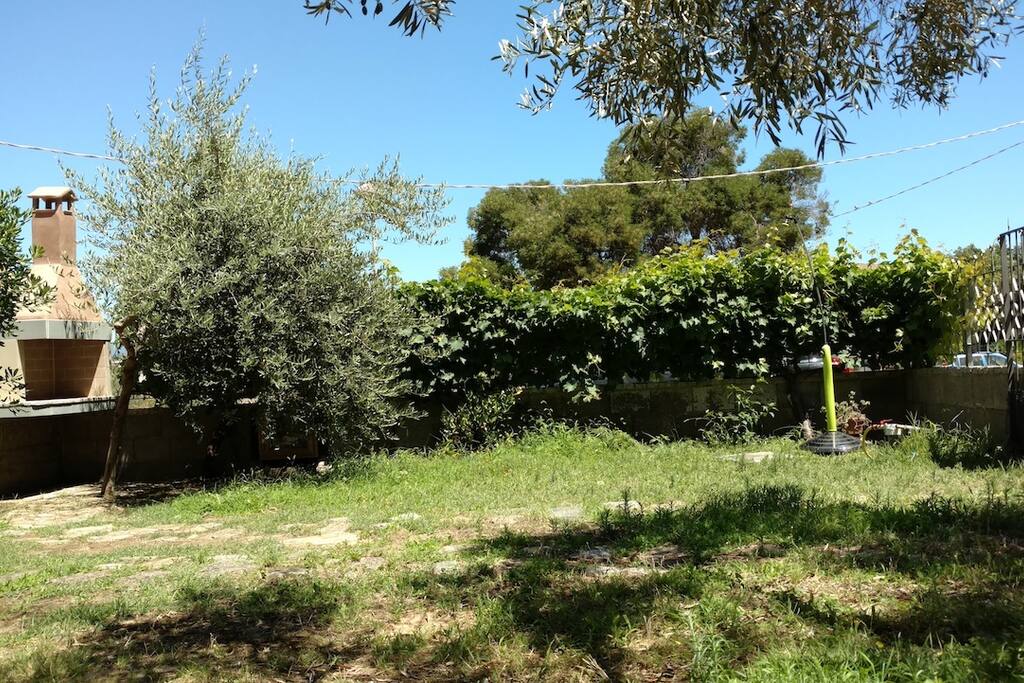 giardino con barbecue
