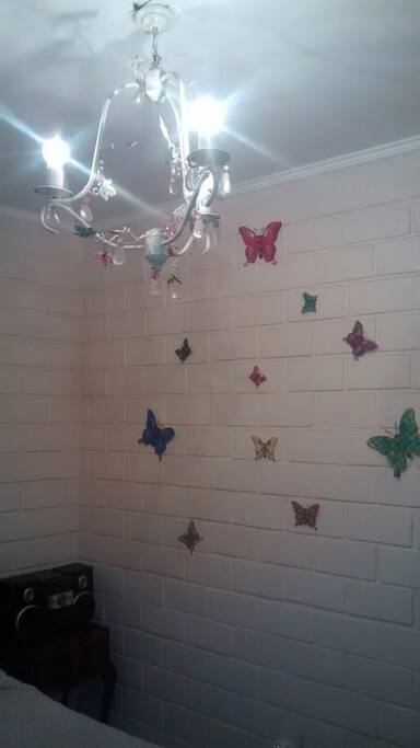 Lámpara de lágrimas en el dormitorio y decoración con mariposas en 3D