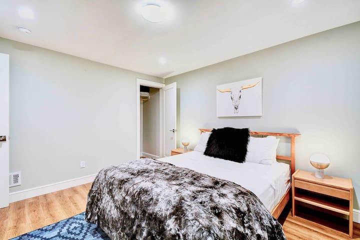 A 2. hálószoba másik szögében látható a szekrény, amelyben vállfák, extra takarók, párnák és egyéb hasznos tárgyak találhatók.  