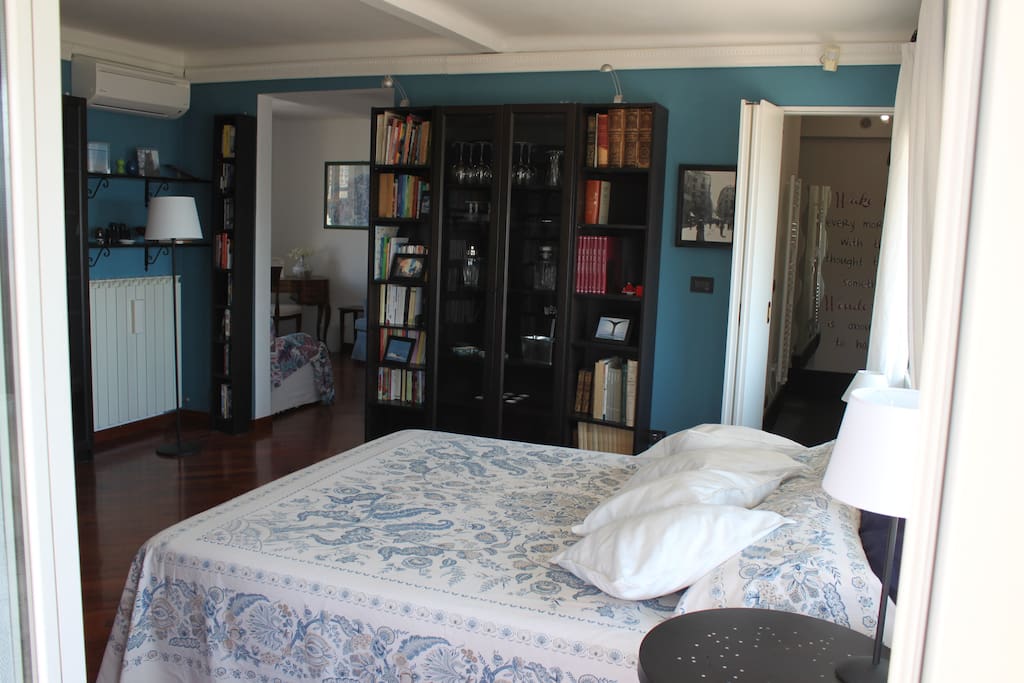 room -private bathroom - studio