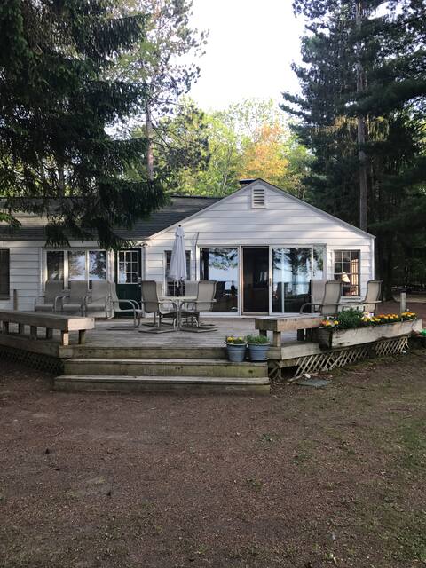 Charming Higgins Lake Lakefront Cottage