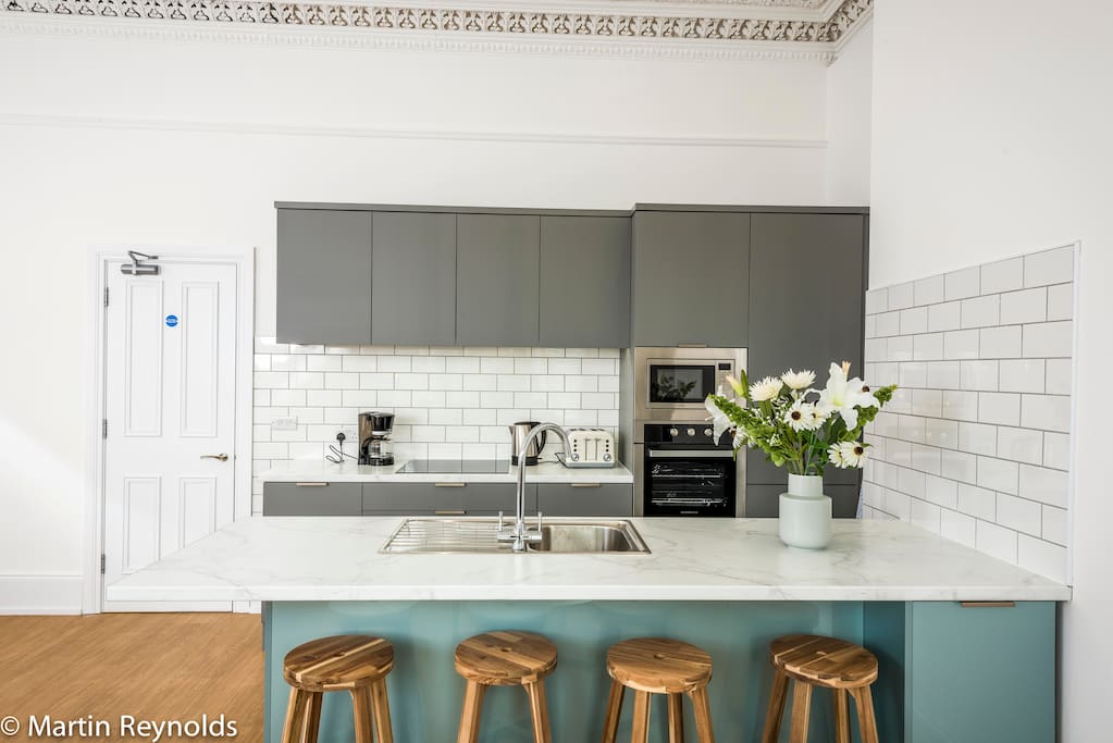 Kitchen with breakfast bar Apartment 2