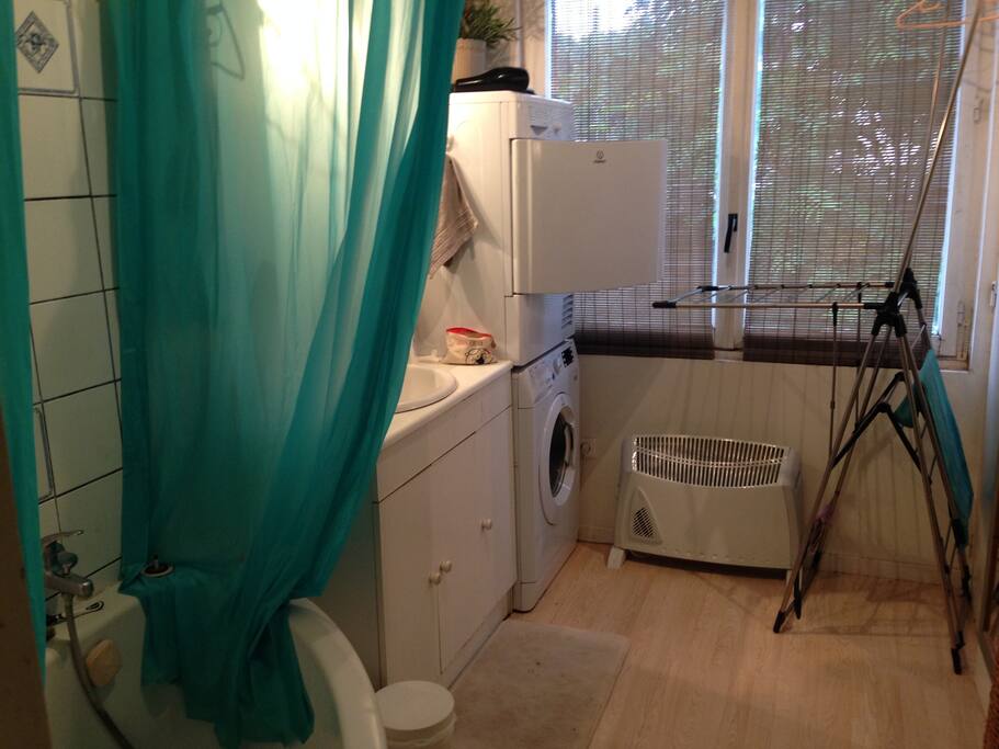 Salle de bain avec baignoire .