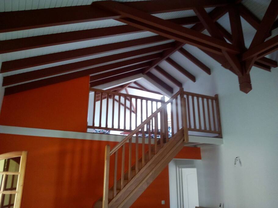 Acces salle video avec son canapé-lit