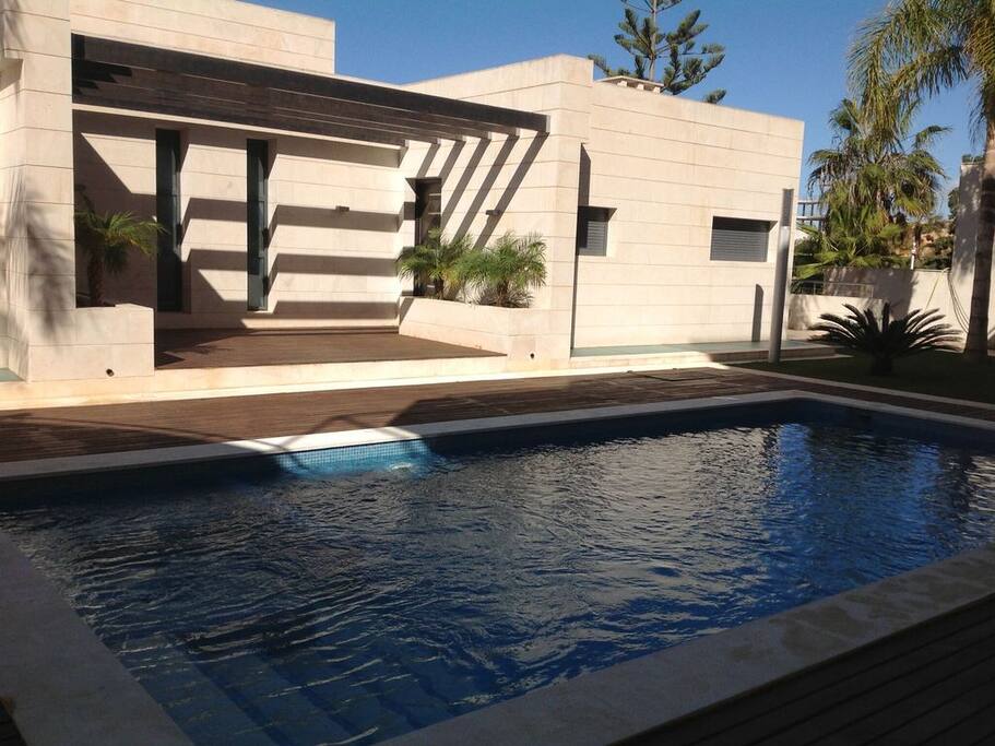 Piscina, jardín y entrada