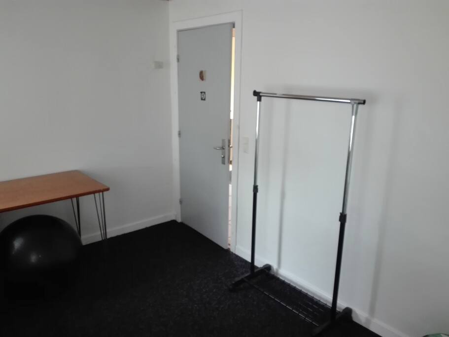 Det 2. af 2 næsten ens værelser med 3/4 senge