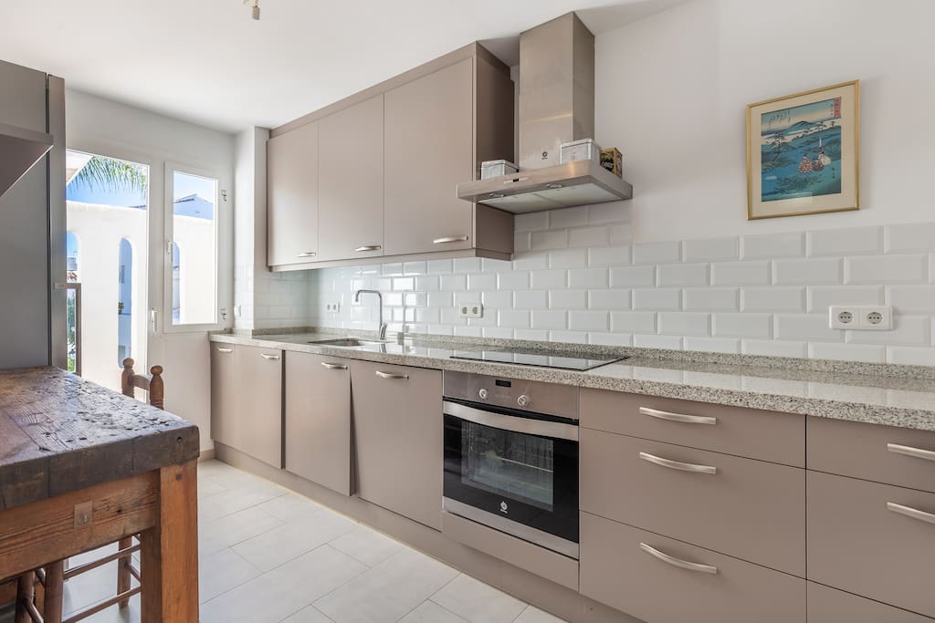 Bright and modern kitchen with high end appliances, Penthouse-in-Los-Naranjos-de-Marbella-available-for-vacation-rental-swimming pool, walking distance to everything; Puerto Banus, the beach.