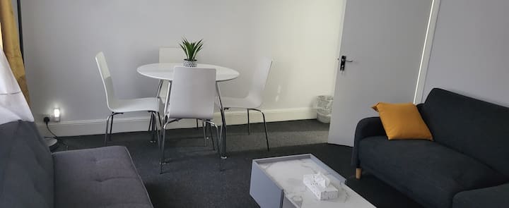 Bright 2-bed Upstairs Flat Near Stadium & Hospital - Enfield, UK