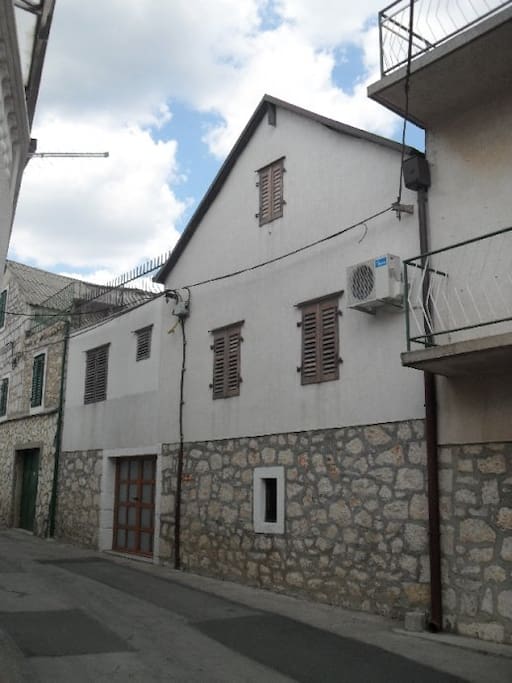 kuća s ulične strane, house outside