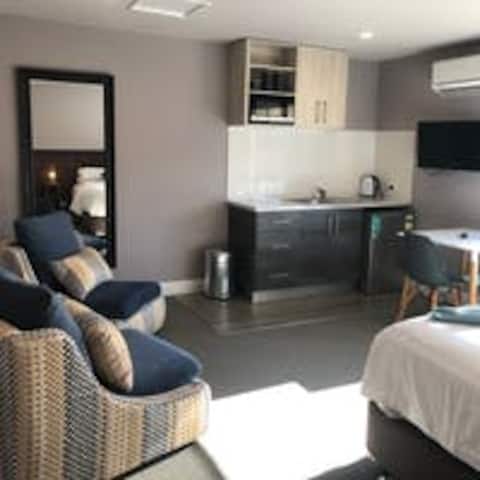 Top performing Airbnb: Light filled haven with Mount views, town centre in Healesville