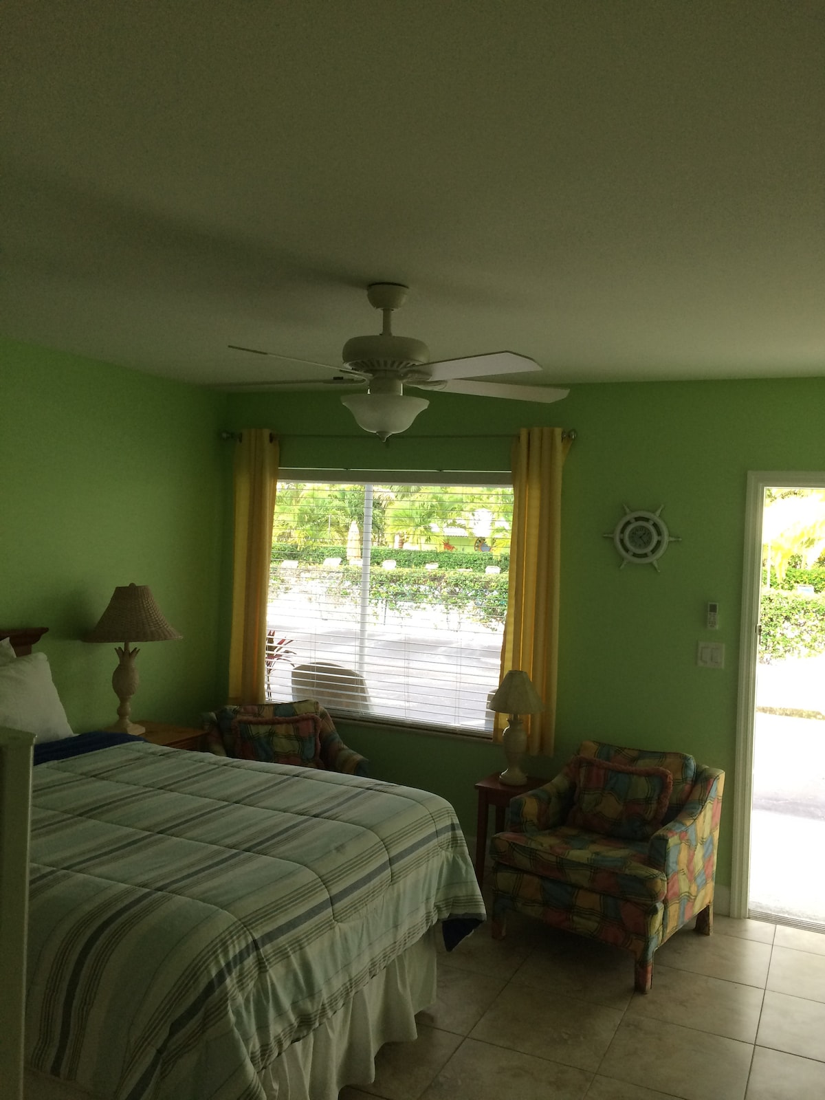 ¡Ventana de imagen con vista a nuestra piscina climatizada más dos mecedoras fuera de tu unidad!