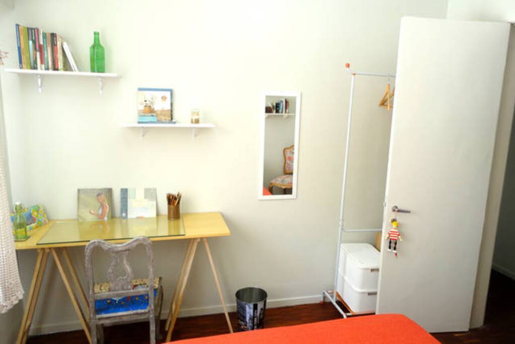 Mesa e arara com nichos para roupa
