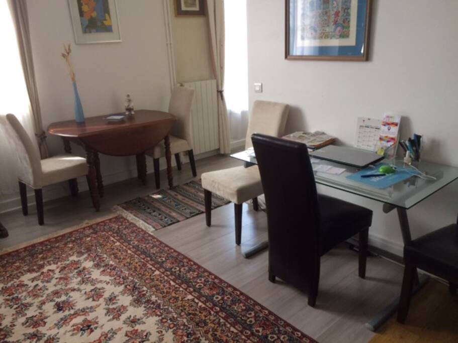 salle à manger avec bureau / dining room with bureau