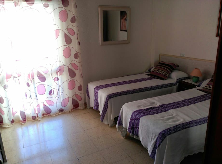 Cuarto con 2 camas vista al patio en la calle