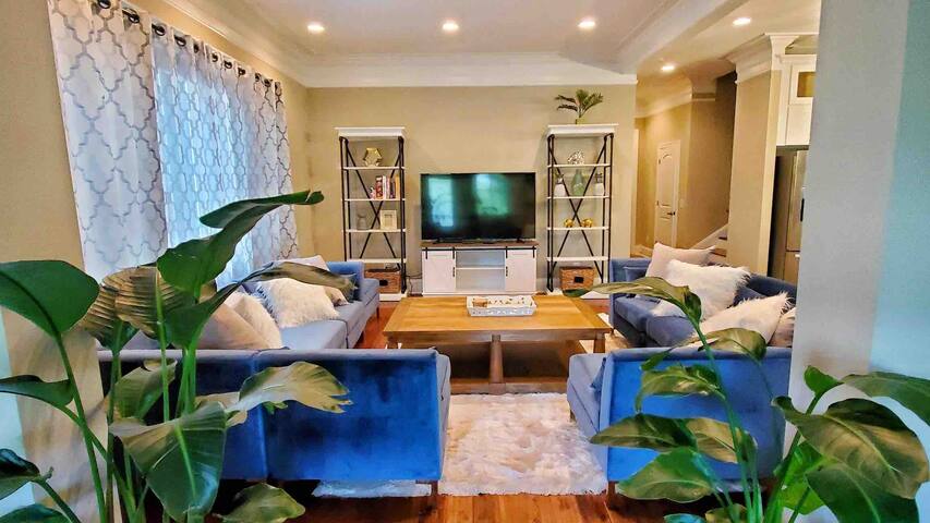 Luxury Retreat-1.5 Miles to Broadway-Sleeps 12+ gallery image 5