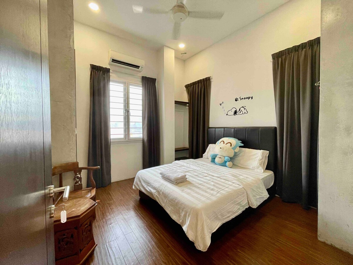 მე-2 საძინებელი - 152 × 203 სმ ზომის საწოლი 