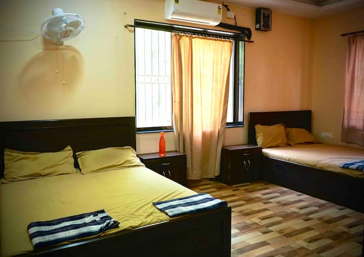 Dhoma kryesore e gjumit numër 1 me 2 krevate dopio , AC , tavolina anësore dhe gardërobë 