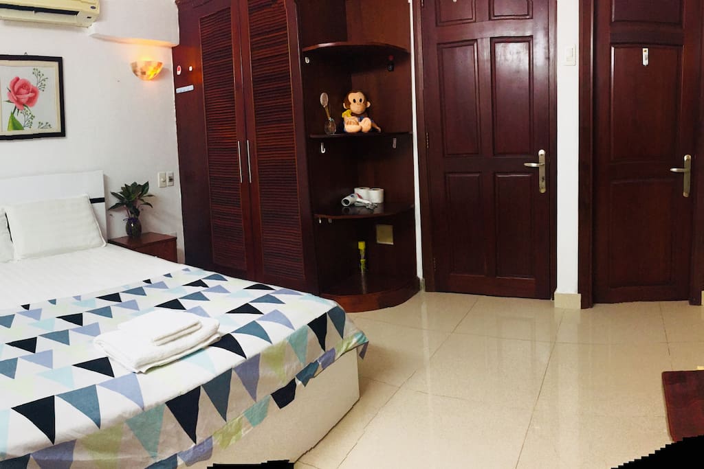 This small private room with modern style and wood furnitures