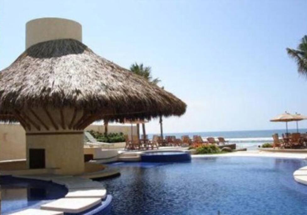 Alberca dentro del privado club de playa
