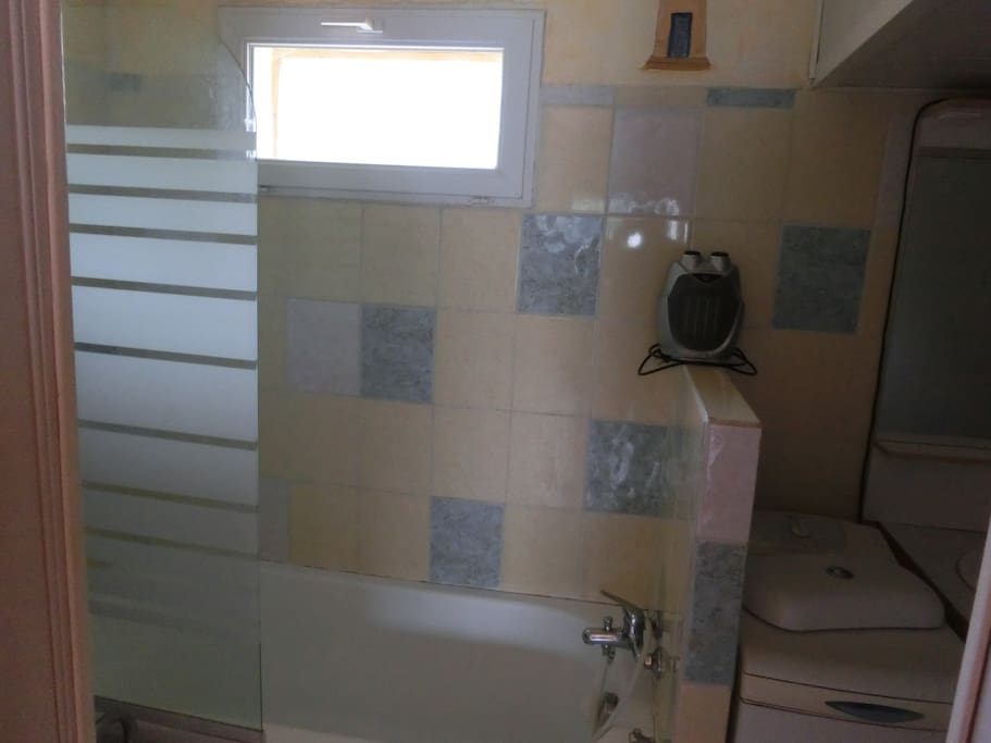 salle de bain avec baignoire