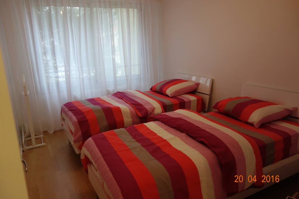chambre avec deux lits