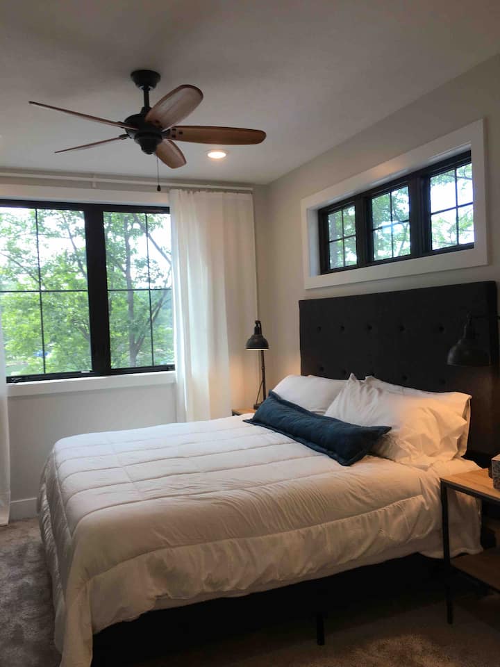 Dhoma e gjumit 3 - krevat dopio "king",
Niveli i sipërm