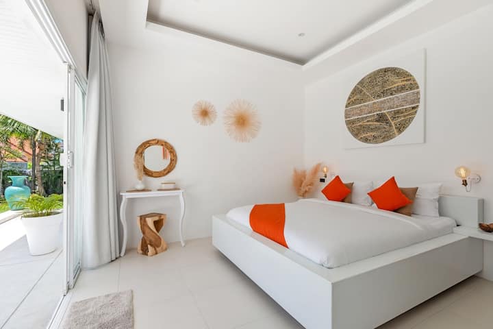 Sumérgete en la lujosa comodidad en la cama tamaño king para una noche de sueño reparador.