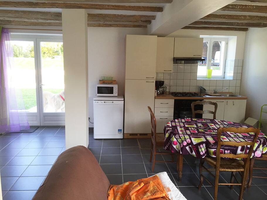 Une cuisine toute équipée avec lave vaisselle, frigo-congélateur, micro-onde et four traditionnel, 4 feux gaz... bref, on peut concocter de bons plats ! La table permet d'accueillir facilement une bonne dizaine de voyageurs !