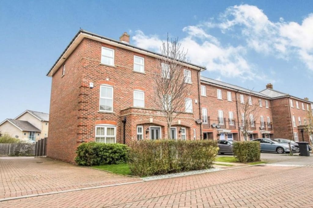 Beautiful and quiet double room with private en-suite, just minutes walk from Duxford Imperial War Museum near Cambridge. The Airfield B&B - Duxford, Cambridge