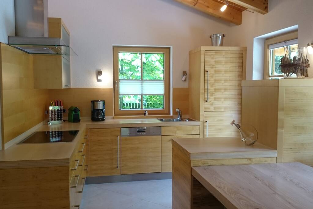 Voll ausgestattete Küche (Nespresso- und Filterkaffeemaschine, Gefrier- und Kühlschrank, Mikrowelle, Backofen,...)