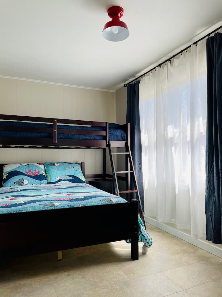 Cama de tamaño completo con litera doble en la parte superior. 