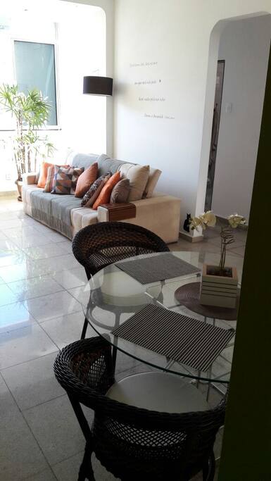 Sala ampla com chão de granito e cozinha americana