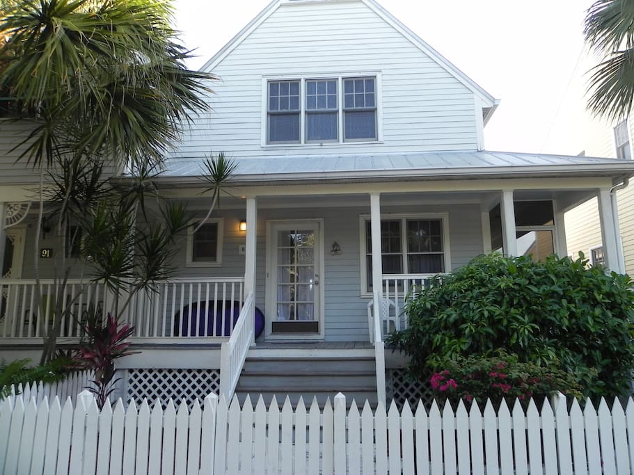 Beautiful townhouse in a gated community with a spacious
wrapped around screened-in porch.