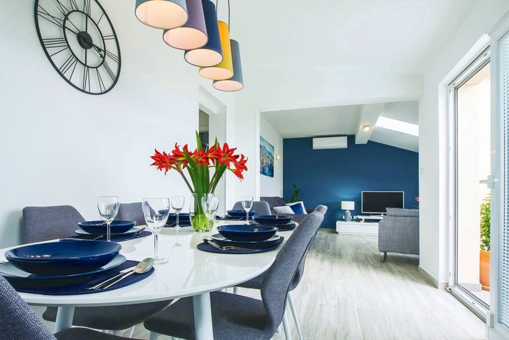 Gorgeous living & dining room with exit to the terrace.