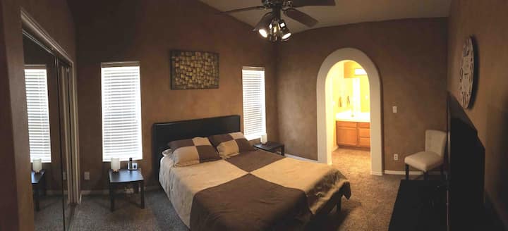 Dormitorio principal y baño privado. El dormitorio tiene armario lateral doble con puertas correderas espejadas, dos ventanas con vistas al norte, TV inteligente, cama tamaño queen con colchón de espuma viscoelástica con colchón de espuma viscoelástica, plancha, tabla de planchar y cómoda. El baño principal privado tiene una ducha a pie de baldosas, un solo lavabo, un gran tocador, una habitación privada con inodoro. Se proporcionan toallas, champú, acondicionador y gel de baño.