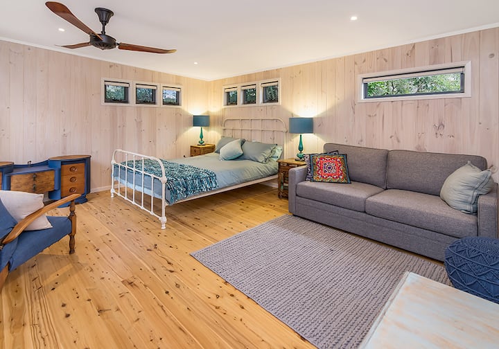 客舱内部独一无二，配备标准双人床、休息室和电视，可俯瞰私人花园。 