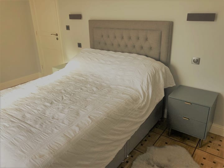 חדר שינה ראשי - מיטה זוגית