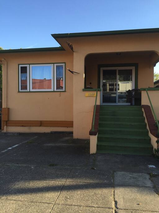 The house is located in downtown. One of the very few left that has easy in and out access. It has three parkings in front that belong to the house.
