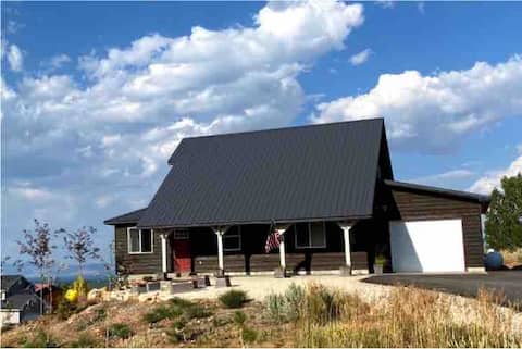 Top performing Airbnb: “The Lakehouse” with Ideal Beach Resort Access in Garden