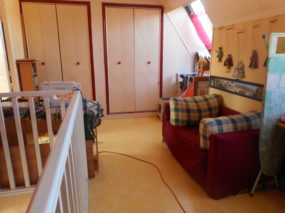 Tout l'étage disponible : palier (canapé, table, tancarville), une chambre, salle de bain séparée des wc, et wc.