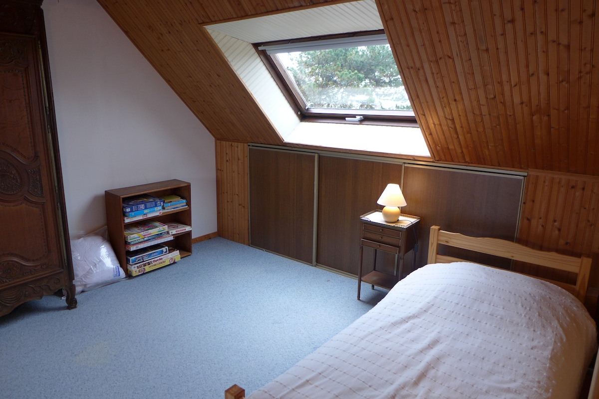 kat: velika spavaća soba, 3 kreveta za jednu osobu