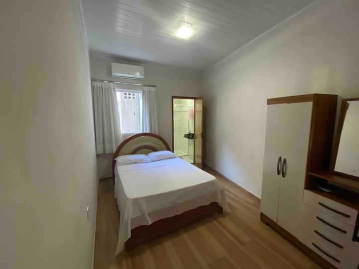 Chumba cha kwanza cha kulala: Chumba kinachofikika, kitanda cha watu wawili, kiyoyozi kilichogawanyika na chumba kinachofikika.