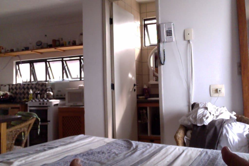 Cama king de fibra de bambu, banheiro e cozinha completa com fogão, geladeira, freezer e microondas.