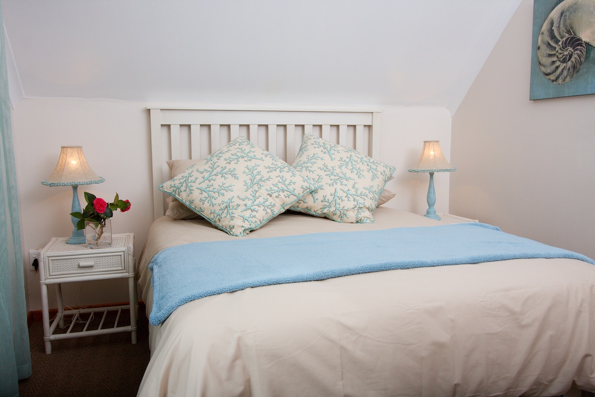 Chumba kikuu cha kulala kwenye ghorofa ya juu chenye mwonekano juu ya Mto Touw