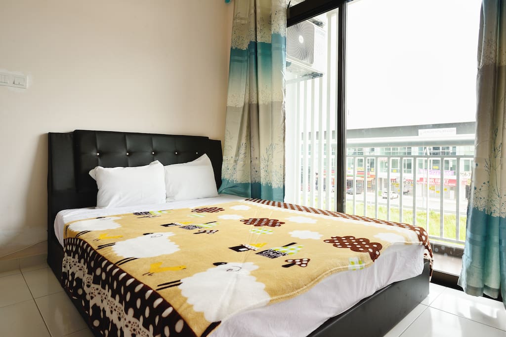 Room 2; 01 Queen size bed