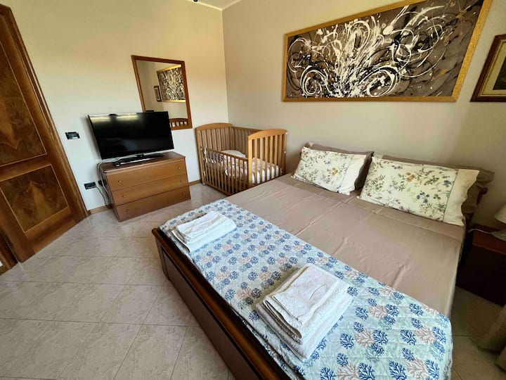 camera matrimoniale letto king size - aria condizionata - finestra su giardino con zanzariera