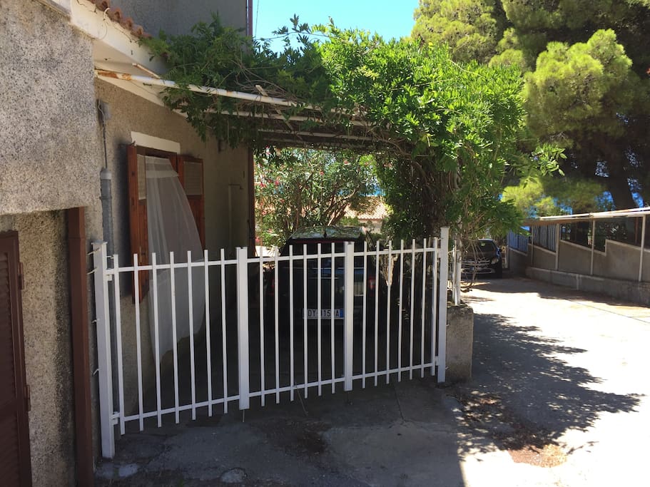 Posto auto privato con cancello