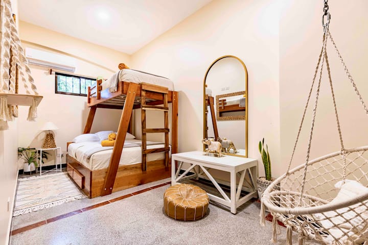 Slaapkamer op kelderverdieping. A/C, loftbedden (queensize bed aan de onderkant, eenpersoons bovenaan). Uitzicht op de jungle