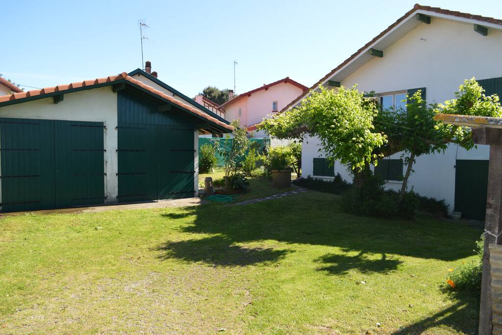 la cour et le garage fermé à droite