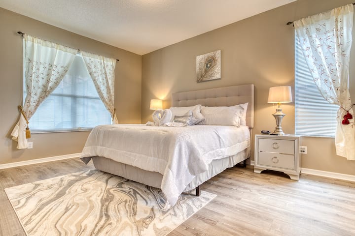 主卧室。请注意：照片中的视觉物品可能会被更改或升级。